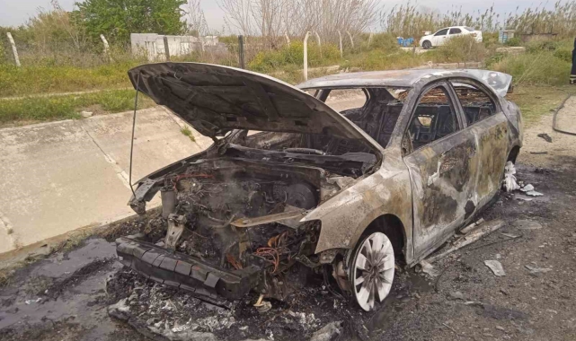 İki farklı yerde yanan otomobiller demir yığınına döndü