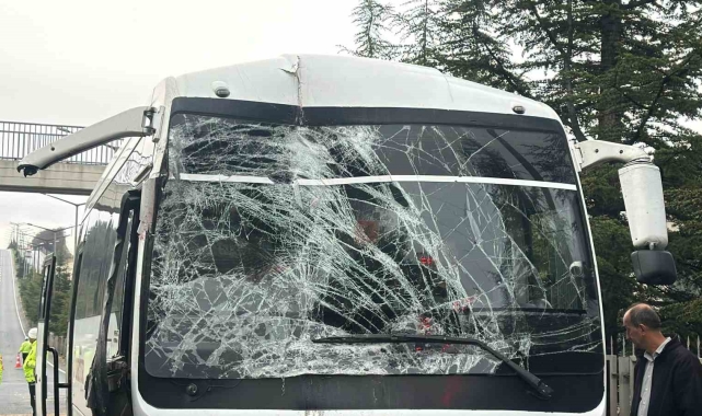 İki işçi servis aracı çarpıştı: 1'i sürücü 20 kişi yaralandı