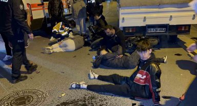 İki motosiklet kafa kafaya çarpıştı, 3 kişi yaralandı: Kaza anı kamerada