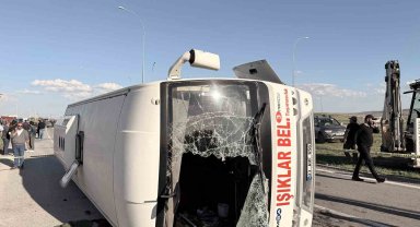 İşçi servisi ile otomobil çarpıştı: 12 yaralı