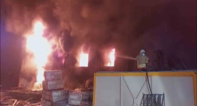 İşçilerin kaldığı konteyner yatakhane alevlere teslim oldu