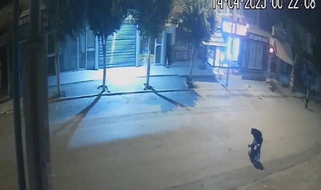 İşe gitmek için babasıyla servis bekleyen genç kadın dehşeti yaşadı
