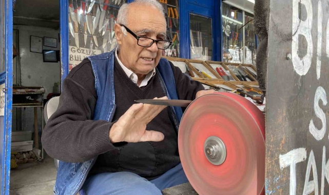 İşini severek yapan 81 yaşındaki Erhan amca mesleğini bir türlü bırakamıyor