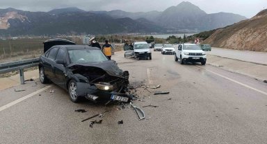 Isparta'da iki araç kafa kafaya çarpıştı: 3'ü ağır 8 yaralı