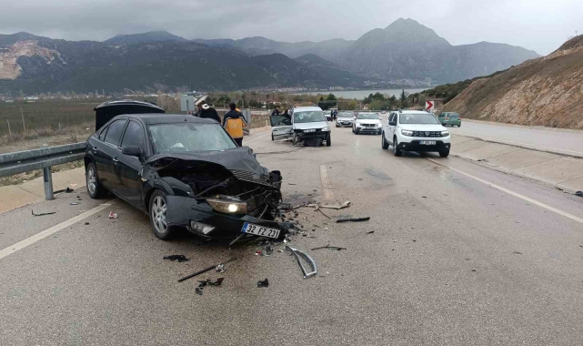 Isparta'da iki araç kafa kafaya çarpıştı: 3'ü ağır 8 yaralı