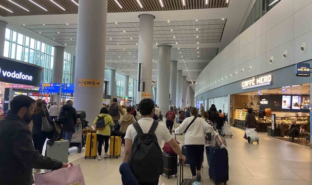 İstanbul Havalimanı'nda bayram dönüşü yoğunluğu