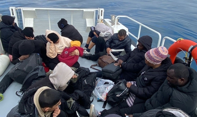 İzmir açıklarında 50 düzensiz göçmen yakalandı