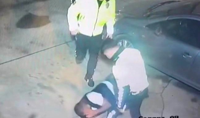 İzmir'de çevirmeden kaçtığı ileri sürülen şahsı darp eden trafik polisleri hakkında soruşturma başlatıldı