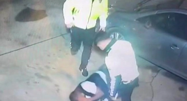 İzmir'de çevirmeden kaçtığı ileri sürülen şahsı darp eden trafik polisleri hakkında soruşturma başlatıldı