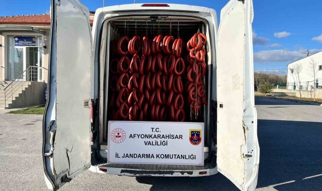 Jandarma yaklaşık 3 ton içeriği değiştirilmiş ve insan sağlığına zararlı sucuk ele geçirdi