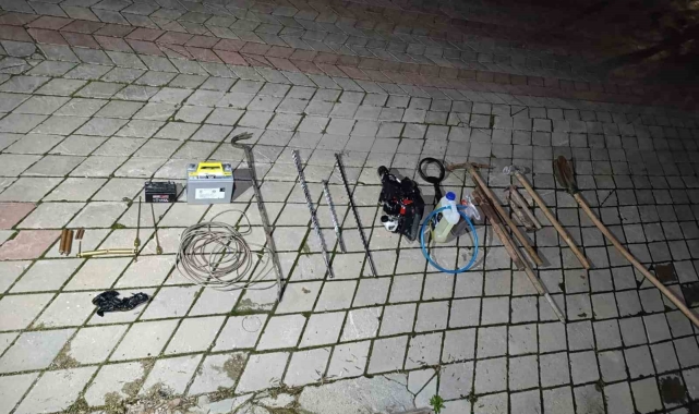 Kaçak kazı ile define arayan 5 kişiyi jandarma yakaladı