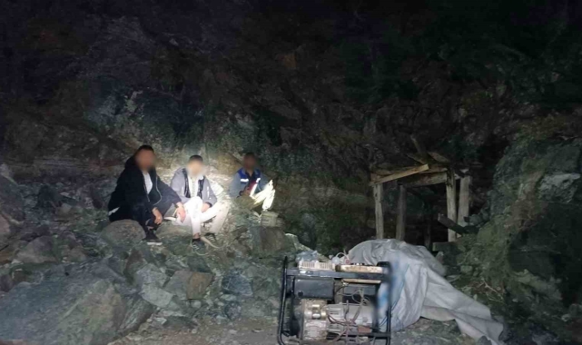 Kaçak maden kazı yapan şahısları jandarma suçüstü yakaladı: 4 gözaltı