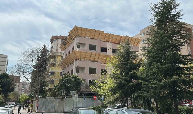 Kadıköy'de korkutan kaza: Kepçe operatörü binanın 5'inci katından düştü