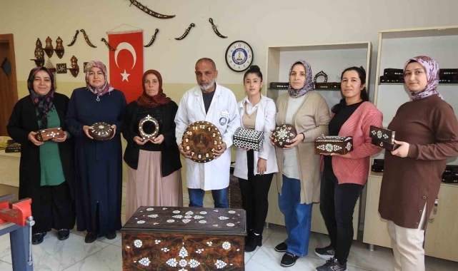 Kadınlar, sedef kakma işlemeciliğinde erkeklere taş çıkarıyor