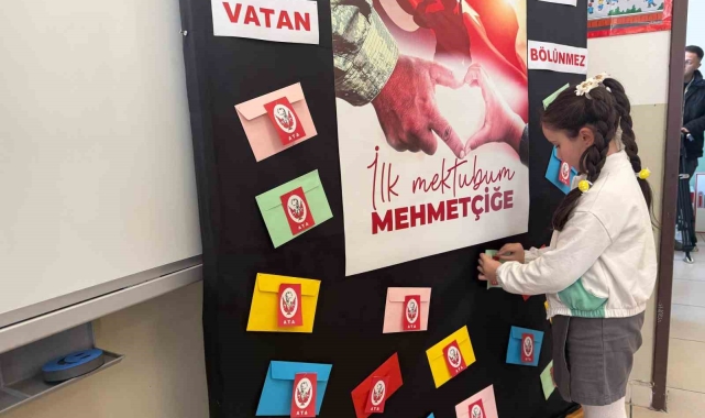 Kahraman Mehmetçik'in kaleme aldığı mektuplar ilkokul öğrencilerine iletildi