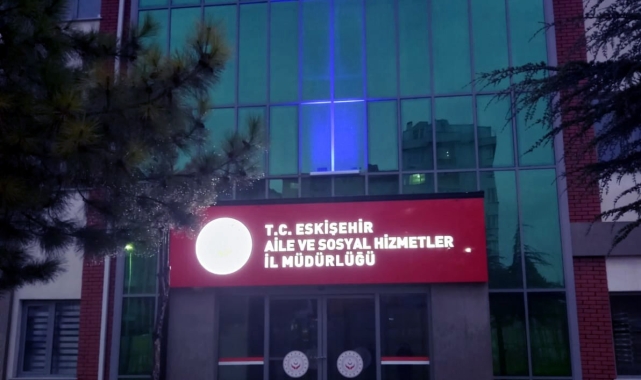 Kamu binaları otizme dikkat çekmek amacıyla mavi ışık ile aydınlatıldı