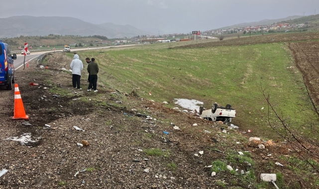 Kamyonet şarampole yuvarlandı: 2 yaralı