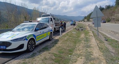 Karabük'te beton menfeze çarpan hafif ticari araçta 1'i ağır 3 kişi yaralandı