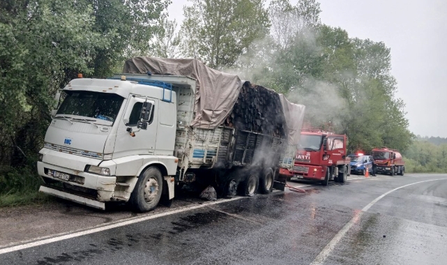 Karabük'te seyir halindeki kamyonun lastikleri yandı