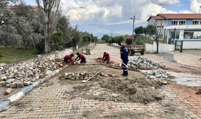 Karacasu'da yol ve kaldırım çalışmaları hız kesmeden devam ediyor