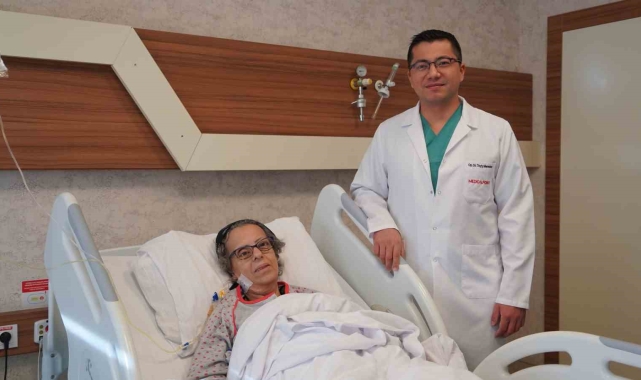 Karnındaki 23 santimetrelik kitle başarıyla çıkarıldı