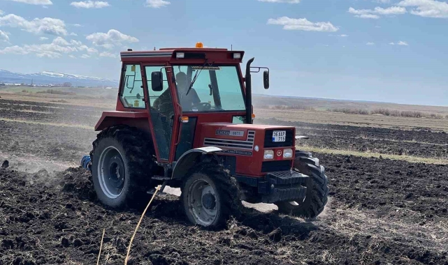 Kars'ta çiftçiler tarlalarını sürmeye başladı