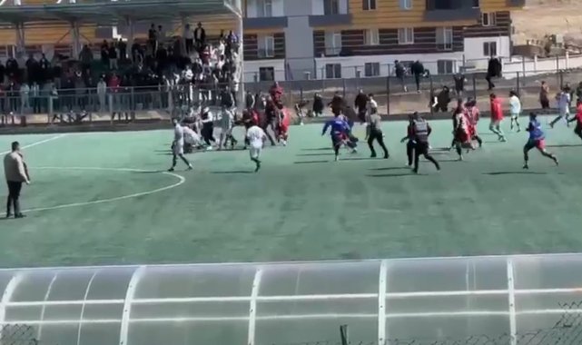 Kars'ta futbol sahası, savaş alanına döndü