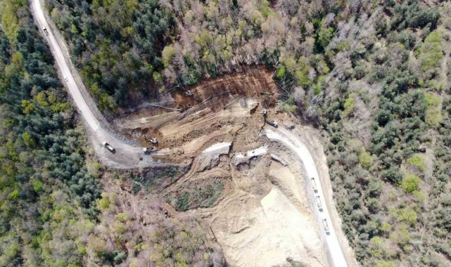 Kastamonu'da heyelanda çöken yoldaki çalışmalar sürüyor