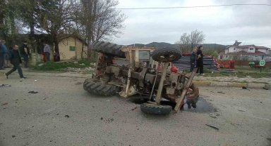 Kastamonu'da traktör ile beton taşıyan tır çarpıştı: 2 yaralı