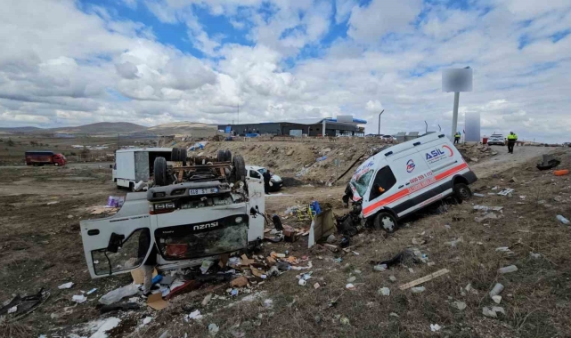 Kayseri'de ambulans ile kamyonet çarpıştı: 6 yaralı