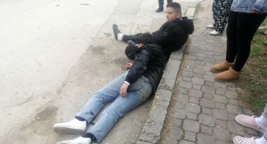 Kaza sonrası kaldırıma savrulan 2 çocuk acı içinde kıvrandı