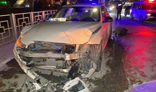 Kocaeli'de trafik kazası: İki araç da hurdaya döndü, sürücüler yara almadan kurtuldu