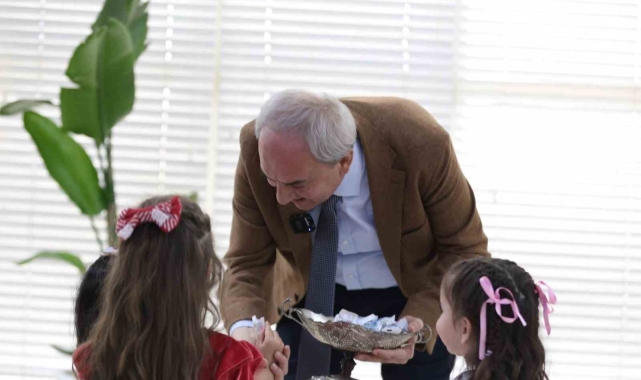 Kocagöz, çocuklarla bayramlaştı