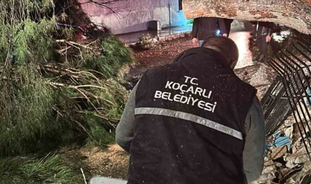 Koçarlı'da belediye ekiplerinden yağış ve fırtına mesaisi