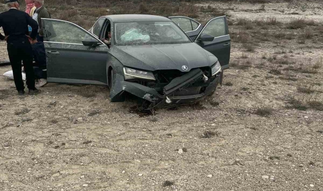 Konya'da yoldan çıkan otomobil boş araziye inerek durabildi: 3'ü çocuk 5 yaralı