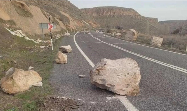 Koparak yola düşen kaya parçaları yürekleri ağza getirdi