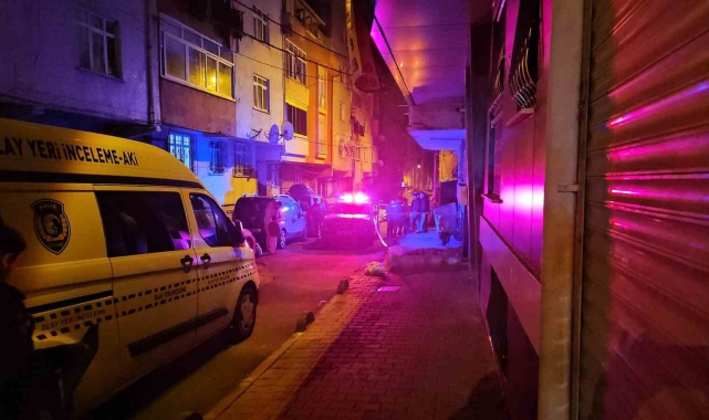 Küçükçekmece'de motosikletli iki kişi evi kurşunladı