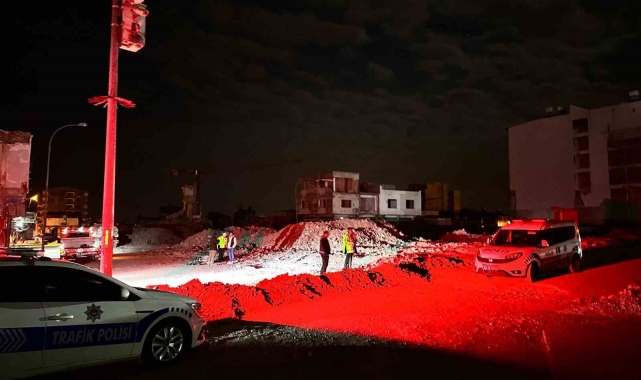 Kum yığınını fark etmeyen motosikletteki 2 genç ağır yaralandı
