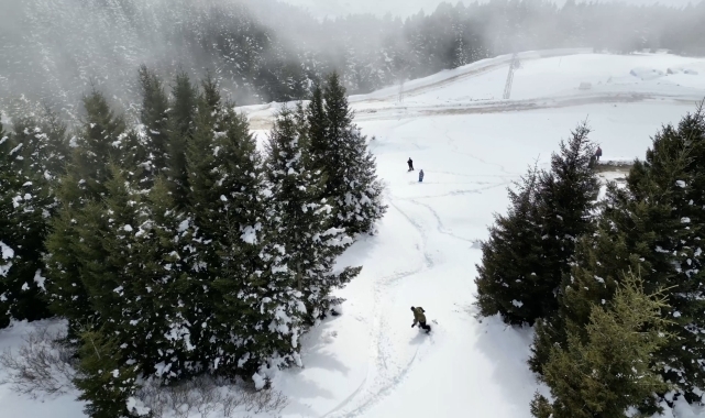 Kümbet Yaylası'nda ilkbaharda yağan karda snowboard keyfi yaşadılar