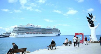 Kuşadası'na ilk seferini yapan kruvaziyer 3 bin 560 turist getirdi
