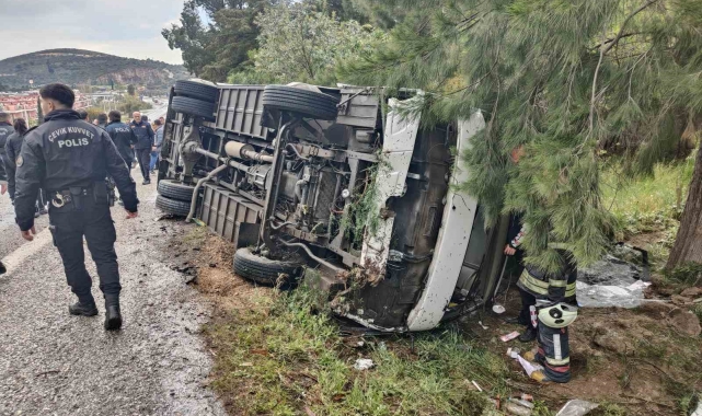 Kuşadası'nda servis aracı devrildi: 12 yaralı