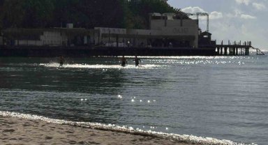 Kuşadası'nda yağmurlu havada deniz keyfi yaptılar