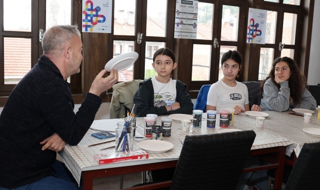 Kütahya'da çocuklar sanatla buluşuyor