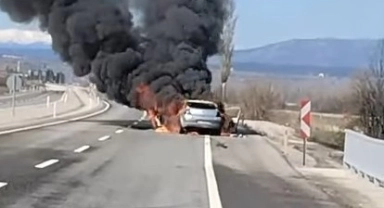 Kütahya'da seyir halindeki otomobil alev alev yandı