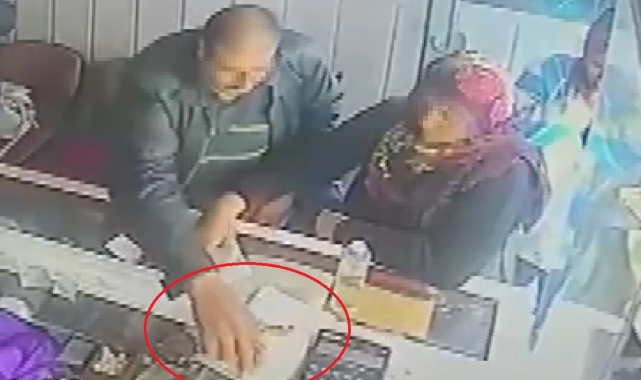 Kuyumcuda altın bakan şahıs kaşla göz arasında 100 bin TL'lik altın bilekliği cebine attı