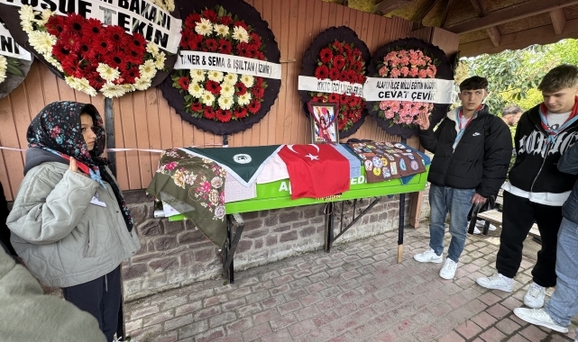 Kuzey Marmara Otoyolu'nda tıra çarpan otomobilde ölen öğretmen Zonguldak'ta defnedildi
