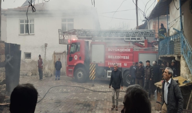 Ladik'te çıkan yangında ahşap ev kullanılmaz hale geldi