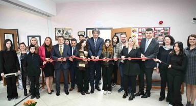 Lise öğrencileri Enver Ercan'ın kitapları ile yeni bir kütüphaneye kavuştu