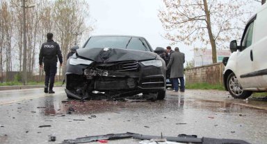 Lüks otomobil, hafif ticari araca çarptı, 2 kişi yaralandı: Kaza anı kamerada