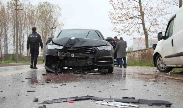 Lüks otomobil, hafif ticari araca çarptı, 2 kişi yaralandı: Kaza anı kamerada